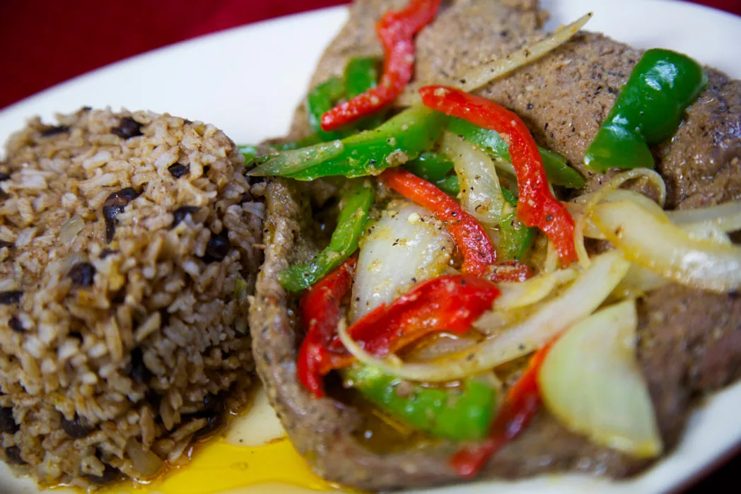 Pescado en Salsa Criolla con Pimientos