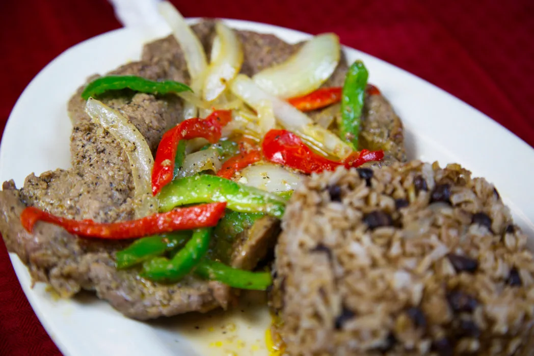 Plato Típico de la Casa con Tostones