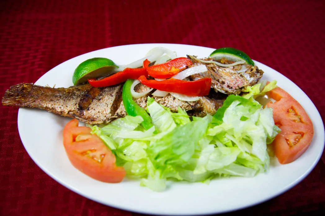 Camarones con Tostones y Ensalada